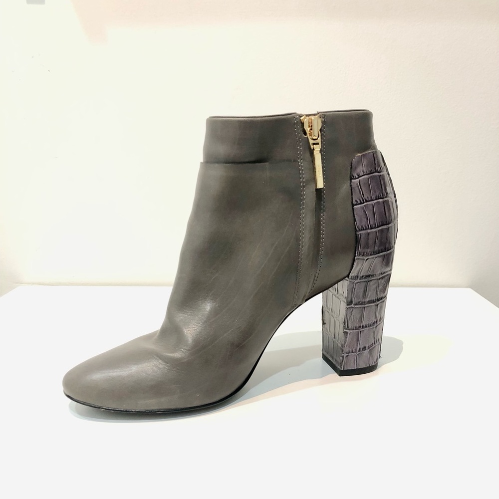 Aerin: Women’s Leather Inside Zip Block Heel. Size 7